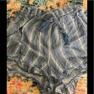 holliser ruffle bottom shorts